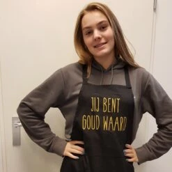 Keukenschort Met Grappige Tekst Bedrukt Cadeau Jij Bent Goud Waard| Katoenen Barbecueschort Keuken BBQ Schort Kookschort Kokschort | Opa Oma Mama Papa Juf Meester Bedanken Collega Vriendin Juffendag Vaderdag Moederdag Verjaardag Man Vrouw -Keukenproducten Winkel 1200x1200 1037