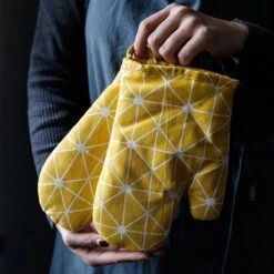 Ovenwanten Van Sophie Nordinn® - Ovenhandschoenen Lund (Artistiek Zwart) - Ovenwanten 2 Stuks - Katoen 12 Ovenwanten Van Sophie Nordinn® - Ovenhandschoenen Lund (Artistiek Zwart) - Ovenwanten 2 Stuks - Katoen -Keukenproducten Winkel 1200x1200 1053