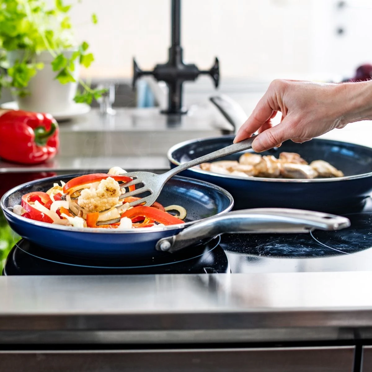 Blue Diamond, Keramische Koekenpan Verrijkt Met Diamantdeeltjes – Inductie Koekenpan Ø 28 Cm – PFAS En PHOA Vrij 4 Blue Diamond, Keramische Koekenpan Verrijkt Met Diamantdeeltjes – Inductie Koekenpan Ø 28 Cm – PFAS En PHOA Vrij - Afbeelding 2