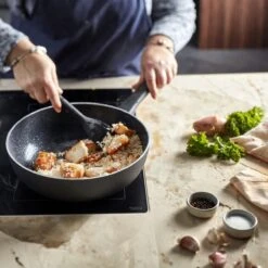 Demeyere Alu Classico 3 Wokpan – Inductie – Ceraforce Keramische Antikleeflaag – 28 Cm – PTFE En PFAS Vrij 12 Demeyere Alu Classico 3 Wokpan – Inductie – Ceraforce Keramische Antikleeflaag – 28 Cm – PTFE En PFAS Vrij -Keukenproducten Winkel 1200x1200 466