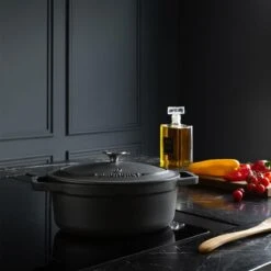 Gietijzeren Braadpan - Sudderpan Zwart Van Daumonet - Ovaal - Ø 29 Cm - 3 Liter - 100% PFAS & PFOA Vrij - Emaille - Geschikt Voor Alle Warmtebronnen - Elektrisch - Gas - Halogeen - Inductie - Keramisch - Vaatwasserbestendig -Keukenproducten Winkel 1200x1200 515