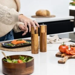 Deleca Luxe Peper En Zoutmolen Set - Zout / Pepermolen - Handmatig - Met Navul Lepel & Geschenkdoos - Acacia Hout - Rond -Keukenproducten Winkel 1200x1200 761