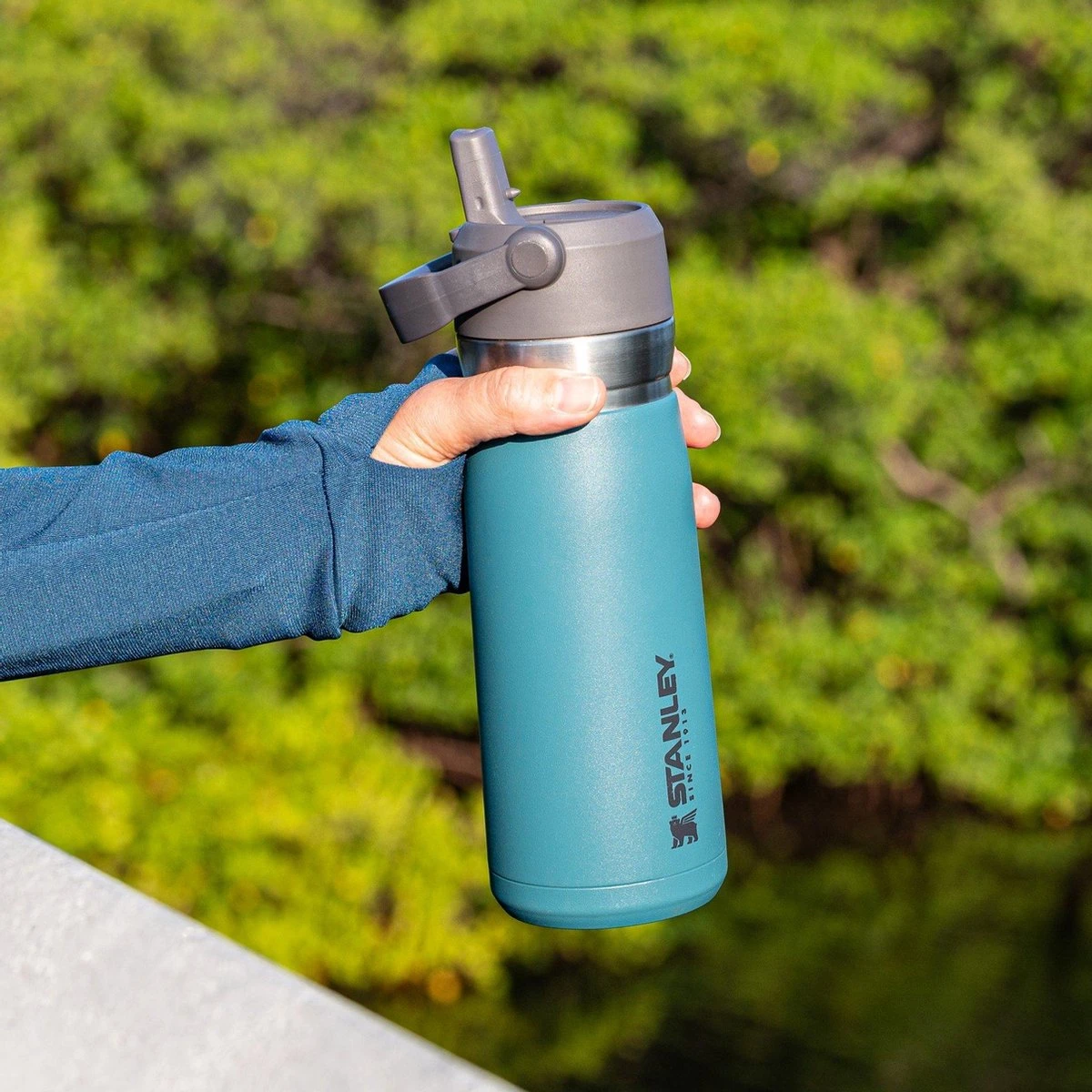 Stanley The IceFlow™ Flip Straw Water Bottle 0,65L - Thermosfles - Lagoon 7 Stanley The IceFlow™ Flip Straw Water Bottle 0,65L - Thermosfles - Lagoon - Afbeelding 5