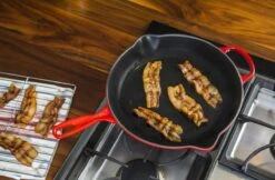 Le Creuset - Gietijzeren Ronde Skillet In Kersenrood 23cm -Keukenproducten Winkel 1200x787