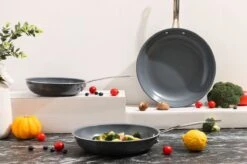 Swiss Pro+ - Koekenpannenset - 3 Delig - Keramisch - Inductie - Milieuvriendelijk - PFAS - PFOA Vrij - Sapphire Green -Keukenproducten Winkel 1200x799 20