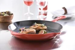 Le Creuset - Gietijzeren Ronde Skillet In Kersenrood 23cm -Keukenproducten Winkel 1200x799 45