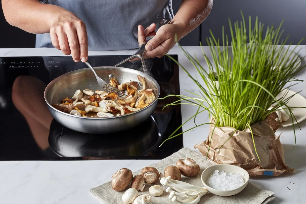 Demeyere Essential 5 RVS Koekenpan – Koekenpan Inductie - 28 Cm – PTFE-vrij 6 Demeyere Essential 5 RVS Koekenpan – Koekenpan Inductie - 28 Cm – PTFE-vrij - Afbeelding 4