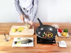 Cheffinger Wokpan Met Deksel - 32cm - Zwart - Pan - Keukenaccessoires -Keukenproducten Winkel 1200x892 2