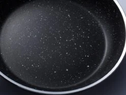 Sola Wokpan Stonehenge - Ø 28 Cm - Zwart/wit - Aluminium - Antiaanbaklaag 10 Sola Wokpan Stonehenge - Ø 28 Cm - Zwart/wit - Aluminium - Antiaanbaklaag -Keukenproducten Winkel 1200x906 11