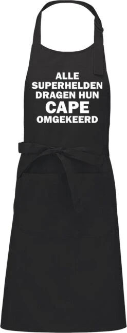 KARIBAN ALLE SUPERHELDEN DRAGEN HUN CAPE OMGEKEERD Herenschort - Zwart Met Witte Tekst - One Size (volwassenen) - Luxe Schort - Keuken | Barbeque | BBQ | Bedienings Schort - Grappige Teksten | Designs - Voor De Stoere Man - Verstelbaar - Cadeau -Keukenproducten Winkel 457x1200
