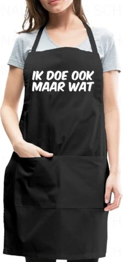 IK DOE OOK MAAR WAT Unisex Schort - Zwart - One Size (volwassenen) - Keuken Schort - Barbeque BBQ Schort - Bedieningsschort - Grappige Teksten - Original Kwoots- Voor Zowel Mannen Als Vrouwen - Verstelbaar - Wasbaar - Cadeau - Apron
