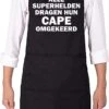 KARIBAN ALLE SUPERHELDEN DRAGEN HUN CAPE OMGEKEERD Herenschort - Zwart Met Witte Tekst - One Size (volwassenen) - Luxe Schort - Keuken | Barbeque | BBQ | Bedienings Schort - Grappige Teksten | Designs - Voor De Stoere Man - Verstelbaar - Cadeau -Keukenproducten Winkel 646x1200 1